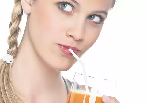 Vă pregătiţi să mergeţi la plajă? Beţi suc de morcovi!