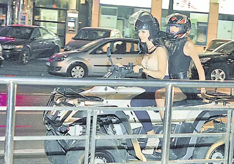 Moni a venit cu ATV-ul la o petrecere