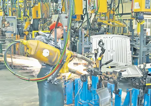 Un operator de la Uzina Dacia a murit strivit de un robot