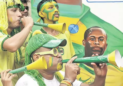 Reduceţi sunetul vuvuzelelor!