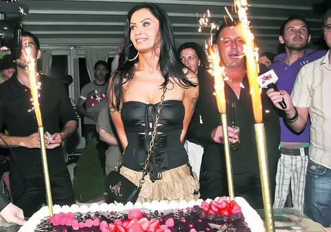 Zăvoranca a petrecut până dimineaţa şi a dansat lasciv cu Prigoană jr