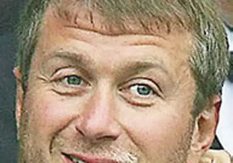 Mutu în genunchi la Abramovici