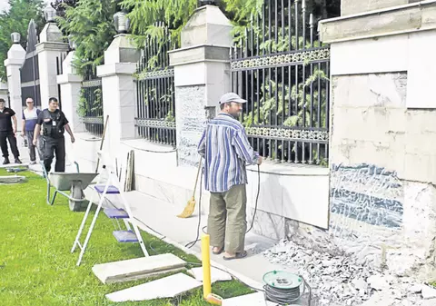 Gigi, vinzi marmura ca să ai bani de transferuri?
