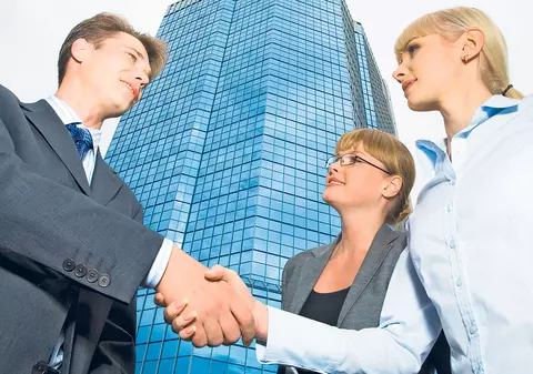 Fecioarele bat palma cu noi asociaţi