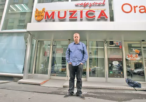 «Nu mai pot intra în Magazinul Muzica» - Chiriaşii magazinului spun că Mugur Mihăescu le-a sechestrat bunurile