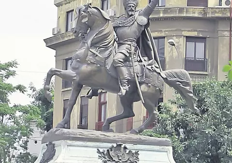 Oprescule, iar ne muţi statuile?