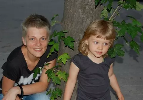 La 4 ani, fetiţa Danei Nălbaru face flotări în parc