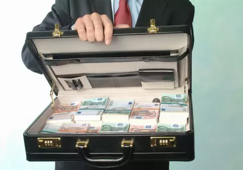 Fostul primar din Zărneşti, trimis în judecată pentru mită