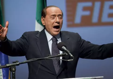Fotograful care l-a imortalizat pe Berlusconi gol, solicită azil politic