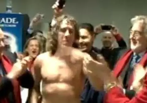 Video | Puyol a întâmpinat-o pe Regina Sofia a Spaniei la bustul gol
