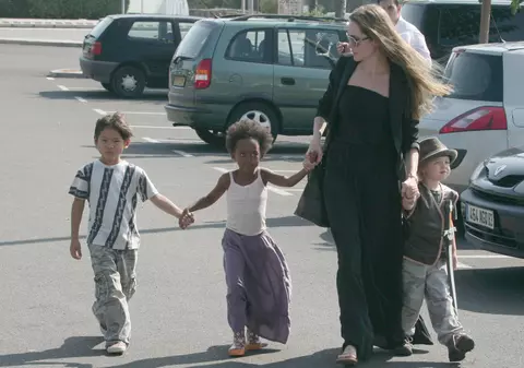 Angelina Jolie nu merge la sală, se menţine având grijă de copii 