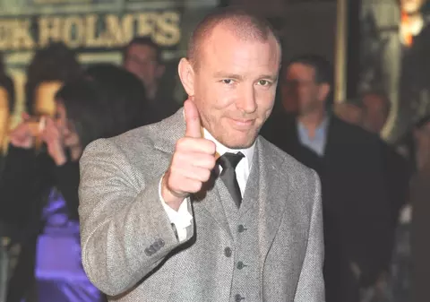 Guy Ritchie vinde şampanie de lux la preţuri de criză
