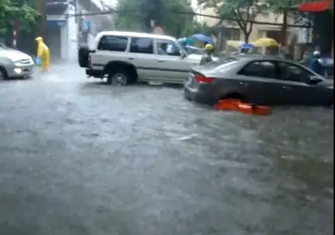 Video | Capitala Vietnamului, Hanoi, sub ape