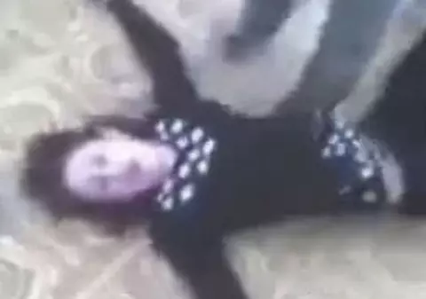 Video şocant | O profesoară a fost făcută KO de un elev!