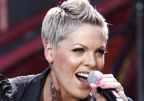 Cântăreața Pink și-a întrerupt un concert la Sydney după ce o admiratoare a intrat în travaliu. „Este emoționant. Chiar nu știu ce să spun”