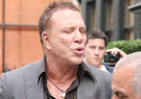 Mickey Rourke, în rolul unui jucător de rugby homosexual
