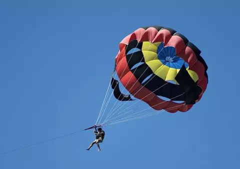 Momente de groază! Doi parașutiști s-au lovit în aer / VIDEO