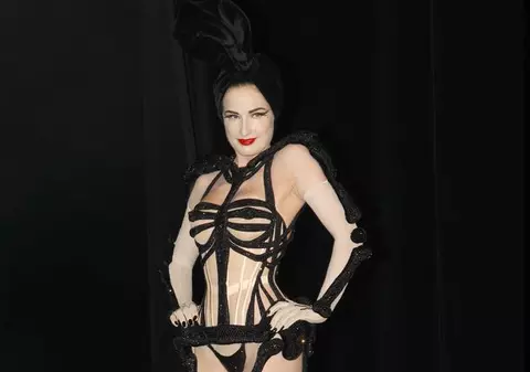 Dita Von Teese: ”Nu înţeleg de ce vedetele plătesc alţi oameni pentru a le îmbrăca”