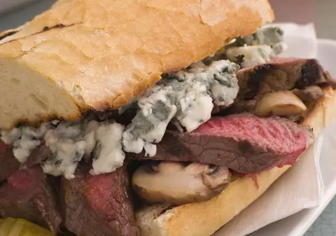 Ce reţete delicioase ai găti pentru vedeta ta preferată? Nikita merită un sandviş "luptător" cu porc, ou şi spanac