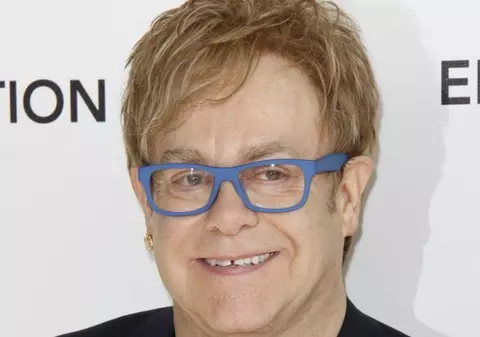 Elton John are o cameră specială în care-şi ţine lumânările parfumate