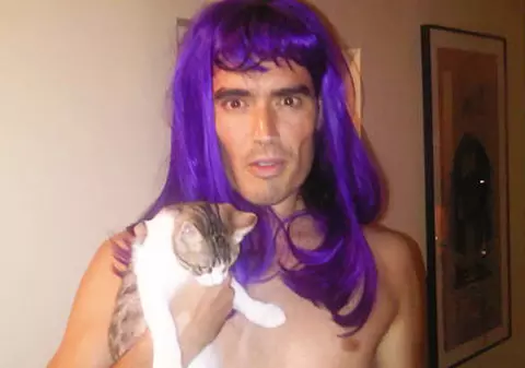 Russell Brand poartă perucile lui Katy Perry