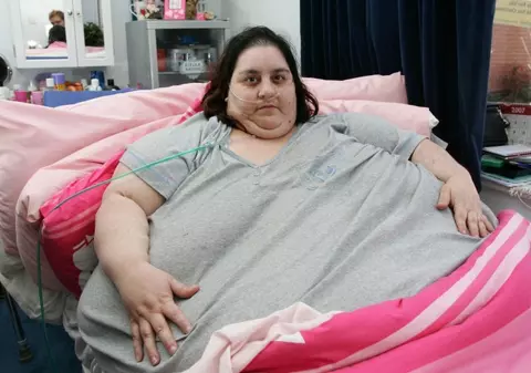 Englezoaica de 285 de kilograme a primit un tort imens de ziua ei!