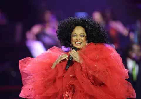 Diana Ross, rănită după ce limuzina în care se afla a fost lovită de o maşină de teren!