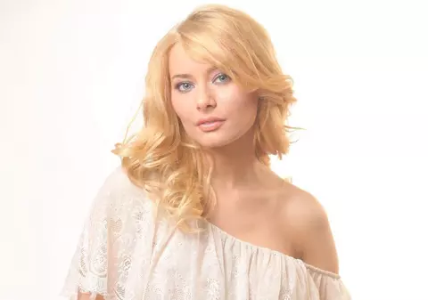 Laura Cosoi: "Fac un mic tur al ţării cu maşinuţa mea. Sunt entuziasmată ca un copil"