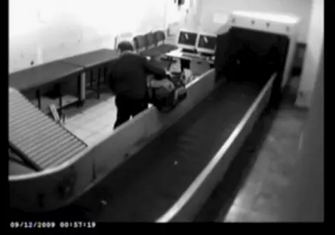 Oamenii de serviciu din aeroportul Luton, surprinşi în timp ce furau din bagaje