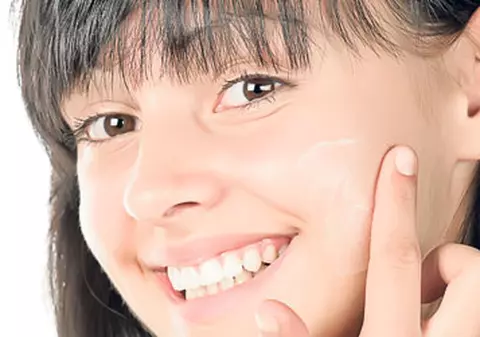  Tratează-ţi corect acneea! - 10 sfaturi utile în lupta împotriva coşurilor 