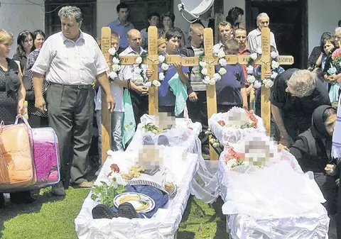 Se odihnesc toţi patru în aceeaşi groapă