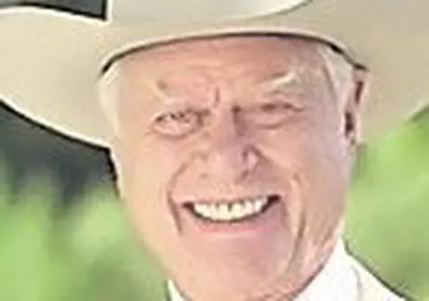 Video | Larry Hagman, JR din Dallas, își vinde colecția de pălării pentru că se mută într-o casă mică