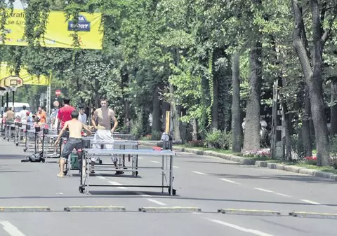 Hai la distracţie în mijlocul bulevardului!
