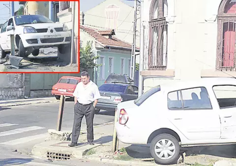 Şi-a înconjurat casa cu stâlpi ca să nu mai intre maşinile în ea