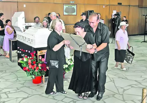 Mama Mădălinei Manole doarme cu tabloul fiicei sale