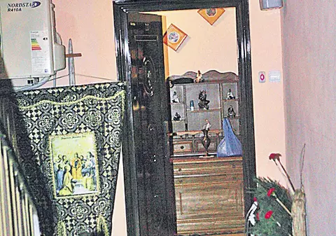 Cu o mână ţinea Biblia, cu cealaltă şi-a tăiat gâtul