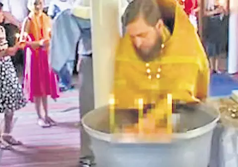 Video | Un bebeluş a murit în timpul botezului
