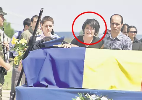 Soţia aviatorului Claudiu Dragnea, adusă de la spital să-şi ia rămas bun