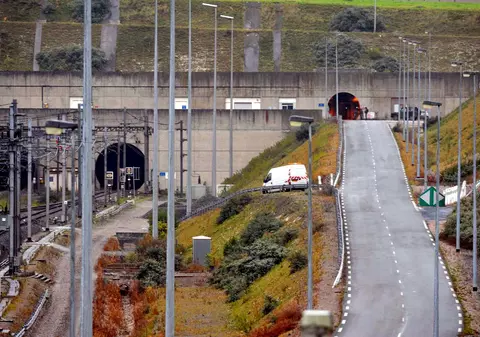 Circa 20 de pasageri au fost uitaţi într-un vagon al Eurotunnel