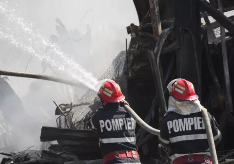 Un incendiu de proporţii a distrus zeci de barăci ale rromilor 