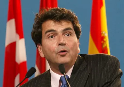 Secretarul de stat Pierre Lellouche: “Nu mai suport să văd rromi în Franţa” 