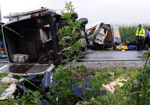 Trei autovehicule româneşti s-au ciocnit pe o autostradă din Ungaria