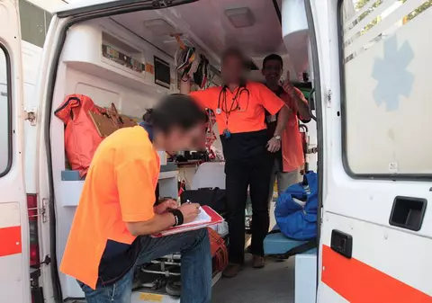 A bătut medicii şi asistentele pentru că i-au salvat viaţa