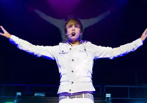 Justin Bieber se vindecă de boli, uitându-se la femei frumoase