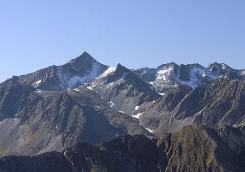 2 turişti au căzut într-o râpă din masivul Bucegi
