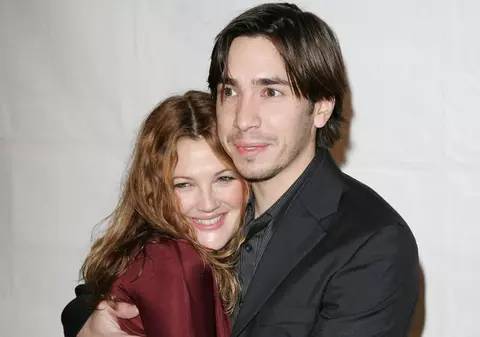 Drew Barrymore poartă cu ea tricourile iubitului, ca să simtă mirosul iubirii