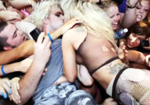 Foto&Video | Lady Gaga, aproape goală, pipăită de fani