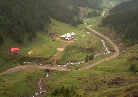 Turişti blocaţi pe munte pentru că s-a rupt drumul forestier