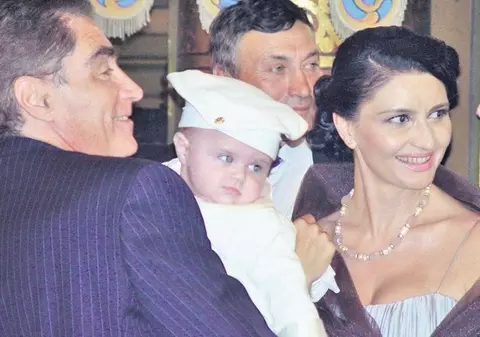 Petruş Roman are lipici la fete ca tatăl său