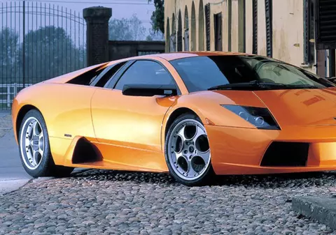 Doi arabi, arestaţi la Londra după ce au lovit 4 automobile cu un Lamborghini 